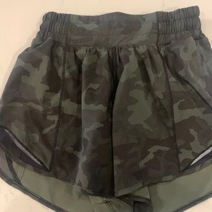 Lululemon shorts size 0 4 inch excellent condition.